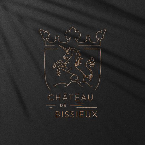 Logo créé pour le Château de Bissieux sous la forme d'un emblème inspiré des codes des blasons et de l'univers du patrimoine.