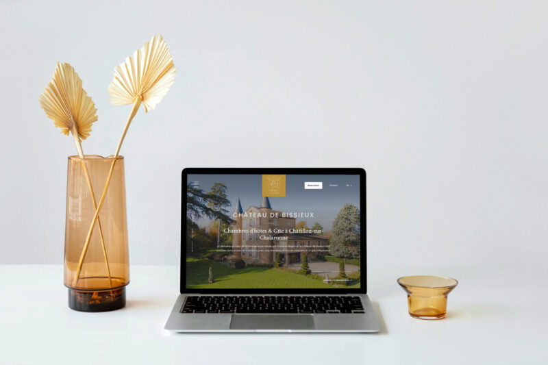 Identité visuelle et site internet réalisés pour le Château de Bissieux, lieu d'hébergement de charme situé à Châtillon-sur-Chalaronne.