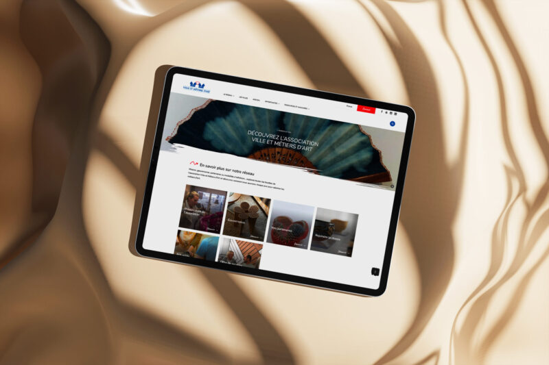 Site internet de Ville & Métiers d'Art présenté sur tablette, réalisé par emergence graphique et pensé pour valoriser les villes labellisées et les ressources proposées par l'association.
